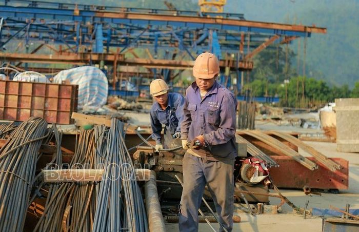  Dù đã bước vào mùa đông nhưng thời tiết vẫn có những ngày nắng gắt ảnh hưởng đến công nhân lao động ngoài trời. 