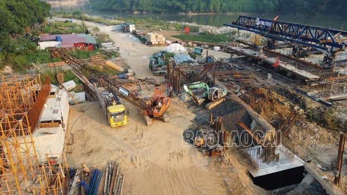  Nhà thầu chia thành nhiều tổ đội thi công đồng bộ các hạng mục. 