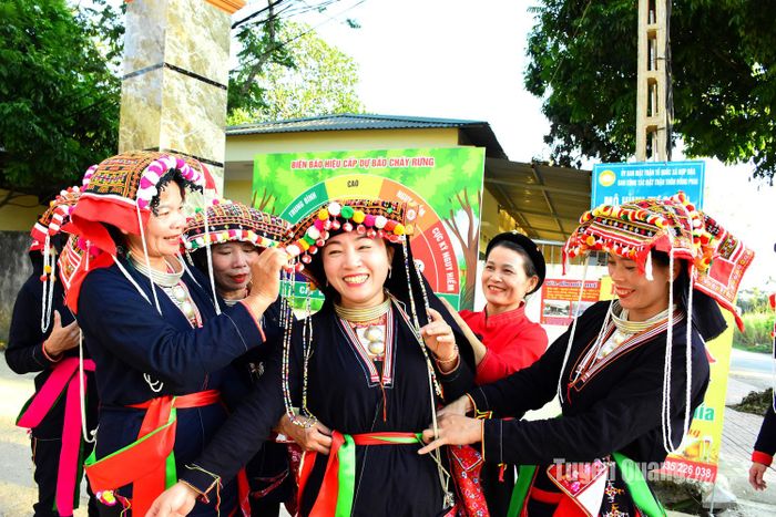 Phụ nữ Dao Quần chẹt thôn Đồng Phai giữ gìn trang phục truyền thống.
