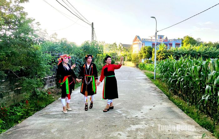 Hệ thống kết cấu hạ tầng nông thôn được hoàn thiện, tạo động lực để phát triển kinh tế, giảm nghèo hiệu quả. Số hộ nghèo toàn xã đầu năm 2023 là 782 hộ, chiếm tỷ lệ 40,14%, đến thời điểm này số hộ ngheo, hộ cận nghèo giảm xuống còn 10,62 %; tỷ lệ hộ cận nghèo giảm xuống còn 3,49%.