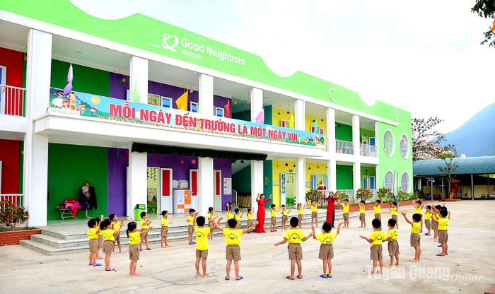 Trường Mầm non xã Hợp Hòa được Tổ chức GNI tài trợ xây dựng nhà lớp học 2 tầng 10 phòng học khép kín, 1 nhà hiệu bộ, 1 nhà bếp ăn và các công trình phụ trợ với tổng số tiền tài trợ tương đương 6,5 tỷ đồng.