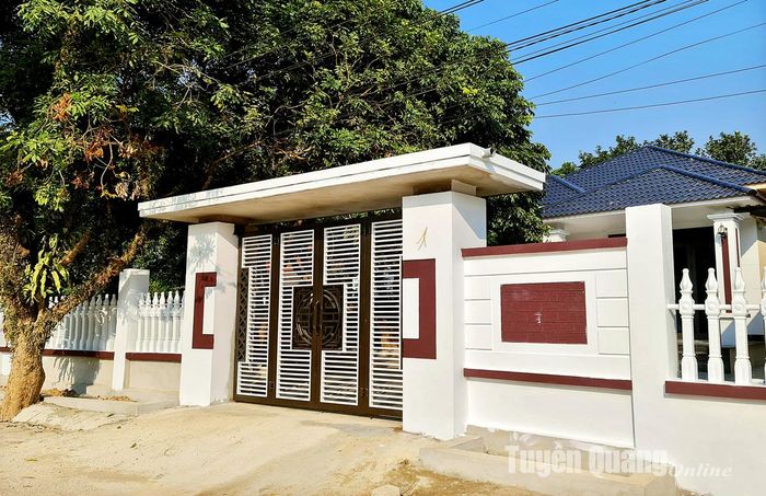 Những ngôi nhà kiên cố khang trang mọc lên ngày càng nhiều hơn tại các thôn, xóm nơi đây.