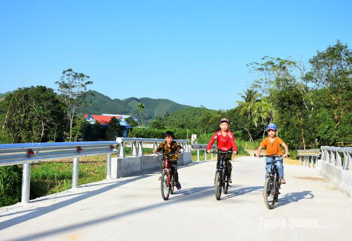  Năm 2023, xã Hợp Hòa xây dựng được 4 cây cầu dân sinh từ nguồn vốn Chương trình mục tiêu Quốc gia tạo điều kiện thuận lợi cho nhân dân đi lại và giao thương hàng hóa. Trong ảnh: Công trình xây dựng cầu Đồng Chùa với mức đầu từ 1,1 tỷ đồng từ nguồn vốn chương trình mục tiêu Quốc gia.