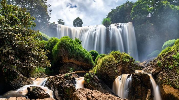 Đà Lạt còn sở hữu những điểm du lịch độc đáo như hồ Xuân Hương lãng mạn, hồ Than Thở bí ẩn hay thác Datanla hùng vĩ.