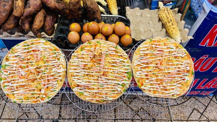 Bánh tráng Đà Lạt - món ăn được rất nhiều bạn trẻ yêu thích.