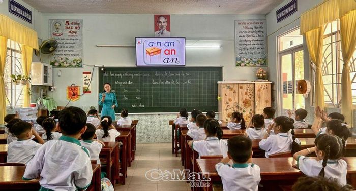 Cô giáo Nguyễn Thanh Mai áp dụng phương pháp dạy học trực quan trong giờ học môn Tiếng Việt, tạo hứng thú cho các em học sinh.