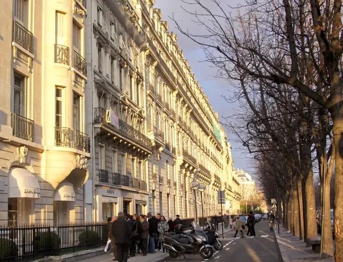 Đại lộ Montaigne, Paris (Pháp) được coi là một trong những đại lộ thời trang cao cấp hàng đầu thế giới. Trung bình mỗi mét vuông tại đây khoảng 26.000 USD (609 triệu đồng). Nguồn ảnh: BI