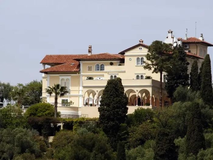 Nằm dọc theo Địa Trung Hải, Boulevard du Général de Gaulle, (Cap Ferrat, Pháp) là địa điểm phi đô thị đắt đỏ nhất thế giới. Đặc biệt, con phố này là nơi tập trung nhiều biệt thự rộng lớn bên bờ biển. Giá bất động sản tại đây khoảng 79.000 USD (khoảng 1,8 tỷ đồng).