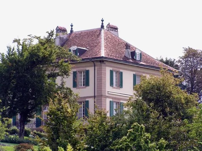 Nhiều biệt thự trên con phố Chemin de Ruth (Geneva) có hồ bơi, vườn kiểng và tầm nhìn tuyệt đẹp ra Hồ Geneva và các tòa nhà Liên Hợp Quốc. Trung bình, mỗi mét vuông tại đây có giá 37.000 USD (tương đương 867 triệu đồng).
