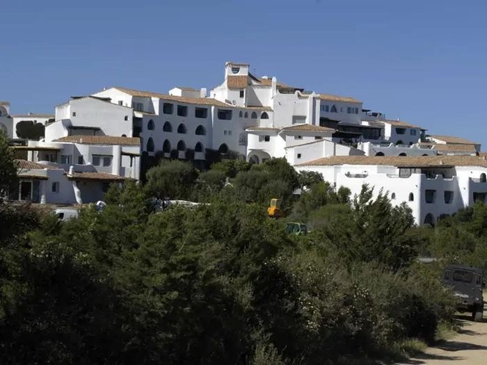 Romazzino Hill, Sardinia (Ý) và khu vực lân cận đã trở thành sân chơi cho các tỷ phú kể từ những năm 1960. Giá nhà trung bình ở đây khoảng 32.900 USD (771 triệu đồng).