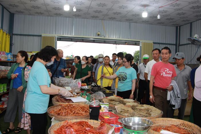 Du khách tham quan, mua bán hàng hóa trên chợ nổi Cái Răng.