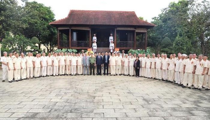 Các đồng chí lãnh đạo, đại biểu chụp hình lưu niệm với Hội Cựu CAND tỉnh Đắk Nông