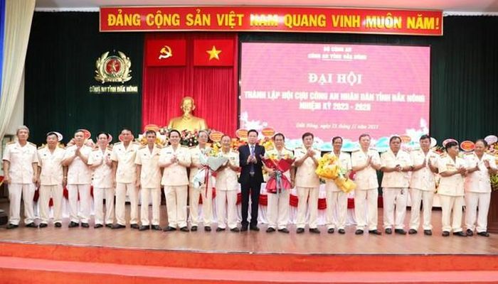 Các đồng chí lãnh đạo tặng hoa chúc mừng Ban Chấp hành Hội cựu CAND tỉnh Đắk Nông