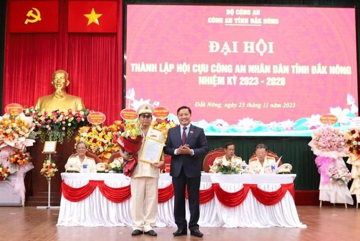 Đồng chí Lê Trọng Yên, Phó Chủ tịch UBND tỉnh Đắk Nông trao quyết thành lập Hội Cựu CAND tỉnh Đắk Nông