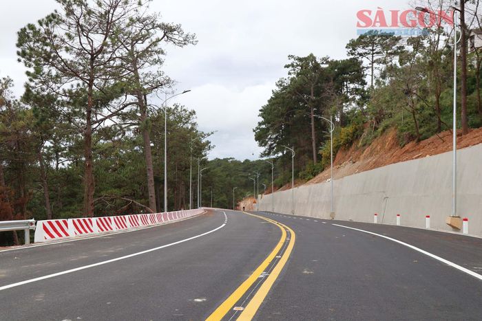  Trong tổng số 7,36km toàn tuyến, hiện 3km phía đầu trên của đèo Prenn đã hoàn thiện. Ảnh: ĐOÀN KIÊN 