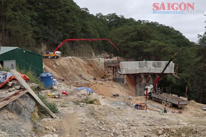  Hàng chục công nhân đang tập trung phương tiện để thi công trụ cầu cạn tại Km225+800 với bề rộng 15,5m, chiều dài 120m với 3 nhịp. Ảnh: ĐOÀN KIÊN 