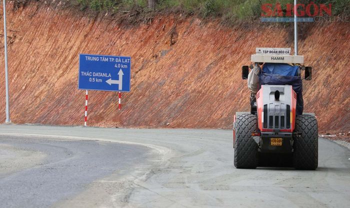  Một đoạn đèo đang được lu nền. Ảnh: ĐOÀN KIÊN 