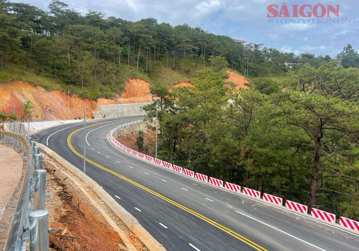  Nền đường sau nâng cấp rộng 15,5m. Ảnh: ĐOÀN KIÊN 