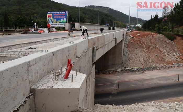  Đoạn cuối tuyến cũng đã hoàn tất mở rộng cầu hiện hữu. Ảnh: ĐOÀN KIÊN 