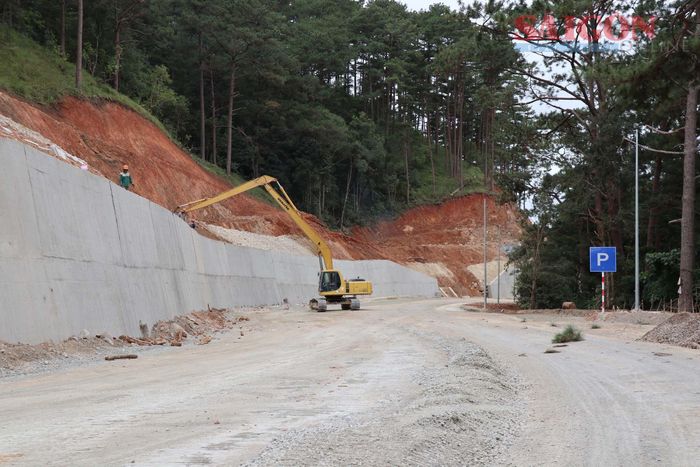  Tại giữa tuyến đèo, hiện các công nhân vẫn đang tích cực triển khai những hạng mục cuối. Vị trí này sẽ bố trí điểm dừng xe. Theo kế hoạch, dự án bố trí 4 điểm dừng xe và 2 sân vọng cảnh. Ảnh: ĐOÀN KIÊN 