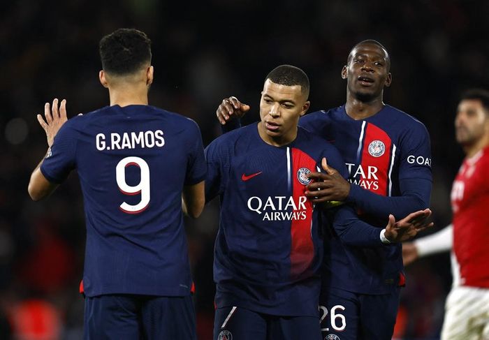 Các đồng đội chia vui cùng Mbappe