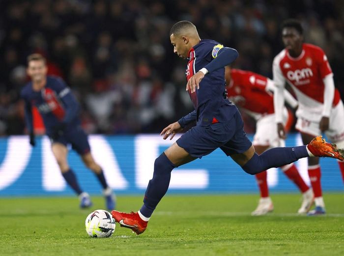 Cuối hiệp một, Kylian Mbappe tỏa sáng trên chấm 11 mét giúp PSG tái lập lợi thế dẫn bàn, sau tình huống Ousmane Dembele bị phạm lỗi trong vòng cấm