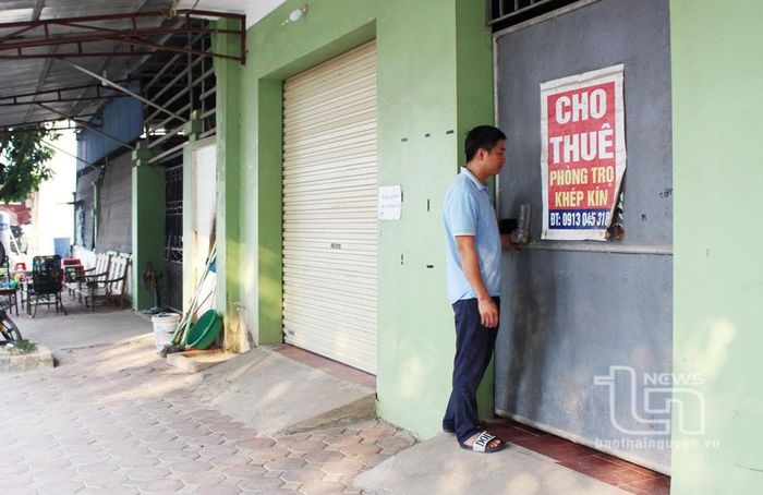 Biển thông báo mời thuê phòng trọ của gia đình ông Nguyễn Xuân Ngọc, ở tổ dân phố Thái Bình, phường Đồng Tiến (TP. Phổ Yên) đã được treo từ nhiều tháng nay nhưng không có người liên hệ thuê trọ.