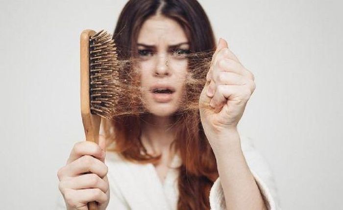 Vào giai đoạn thu đông, tóc có thể rụng nhiều hơn, dễ dẫn đến hói đầu, gây ảnh hưởng tới thẩm mỹ.