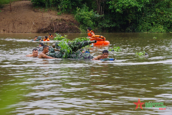 Cán bộ, chiến sĩ Tiểu đoàn 1 triển khai đội hình vượt sông trong quá trình diễn tập. 