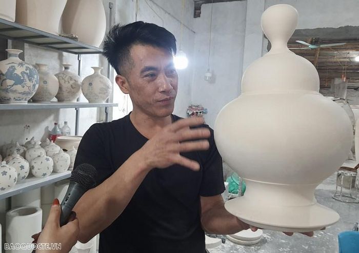 Tác phẩm bình lớn vuốt tay độc bản của Nghệ nhân Phạm Nguyên. (Ảnh: Mathias)