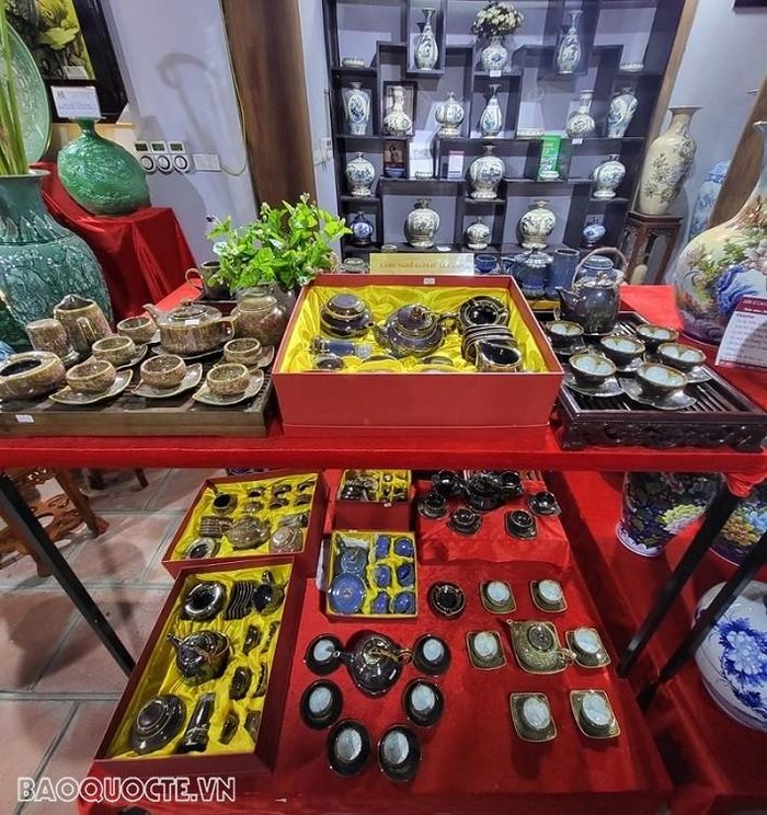 Bộ ấm chén các loại, mặt hàng tiêu dùng của Nhà gốm sứ Tuấn Hoài, sản phẩm tiêu biểu sản xuất tại Làng Kim Lan. (Ảnh:Mathias)