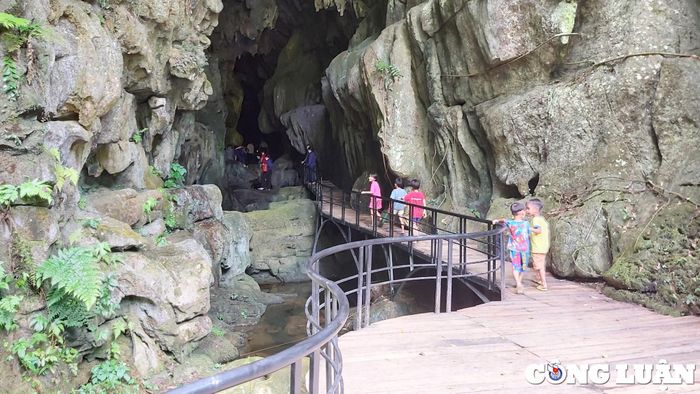  Bến Thân còn có hệ thống hang động rất đẹp 