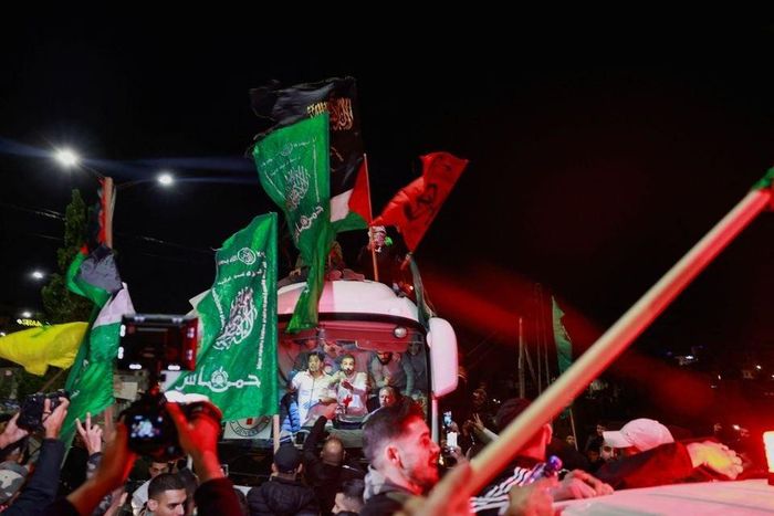 Người Palestine ăn mừng khi các tù nhân được thả. Ảnh: Reuters