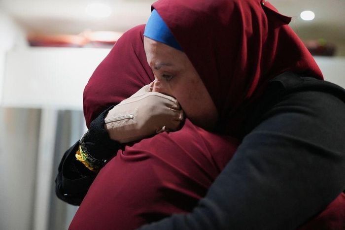 Một tù nhân Palestine ôm chặt người thân sau khi được thả. Ảnh: Reuters