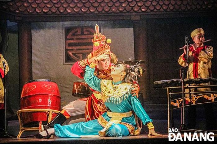 Từ lâu với người dân xứ Quảng, Tuồng đã trở thành món ăn tinh thần thấm sâu vào tiềm thức. TRONG ẢNH: Các nghệ sĩ Nhà hát Tuồng Nguyễn Hiển Dĩnh biểu diễn trích đoạn Tuồng “Nguyệt Cô hóa cáo”. Ảnh: ST
