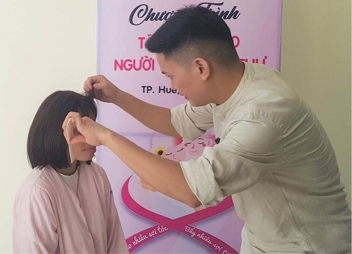 Anh Chiến Nguyễn cấy ghép mái tóc hiến cho bệnh nhân ung thư tại Bệnh viện Trung ương Huế 