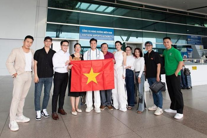 MC Chu Tấn Văn (bìa trái), Giám đốc Quốc gia Nam vương Du lịch Quốc tế - Mister Tourism World 2023, và người thân, bạn bè tiễn Quốc Trí tại Sân bay