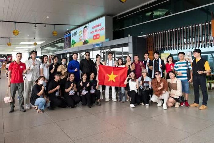 Hàng trăm người hâm mộ, người thân đã tiễn Quốc Trí tại sân bay