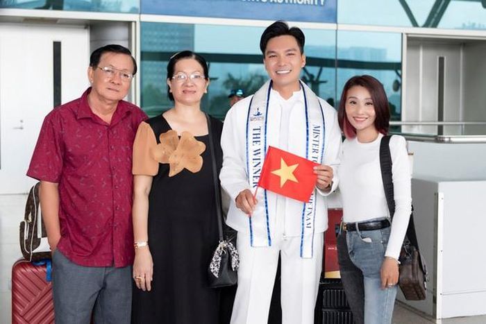 Quốc Trí cùng ba mẹ
