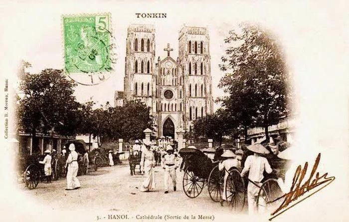 Không khí trước lễ, ngoài cổng nhà thờ