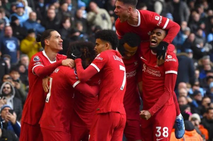 Các cầu thủ Liverpool ăn mừng trận hòa khiến Man City bị đánh bật khỏi ngôi đầu Ngoại hạng Anh.
