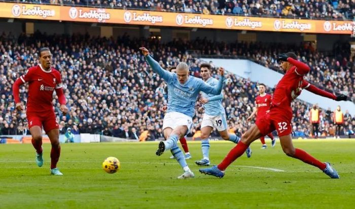 Erling Haaland đưa Man City vượt lên dẫn trước trong hiệp một trước Liverpool.