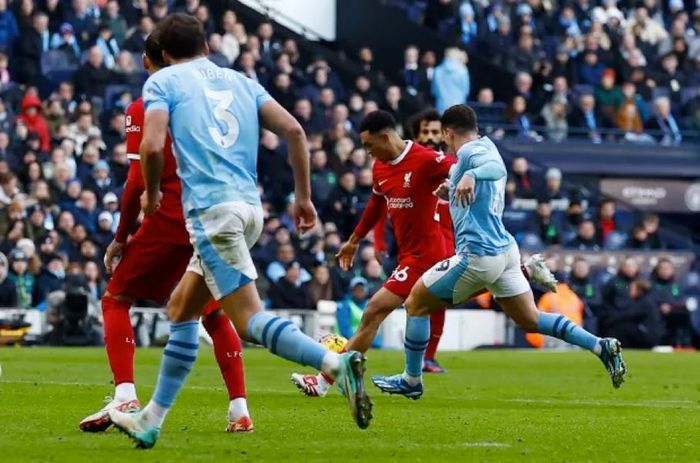 Trent Alexander-Arnold ghi bàn gỡ hòa 1-1 cho Liverpool ở những phút cuối hiệp hai.