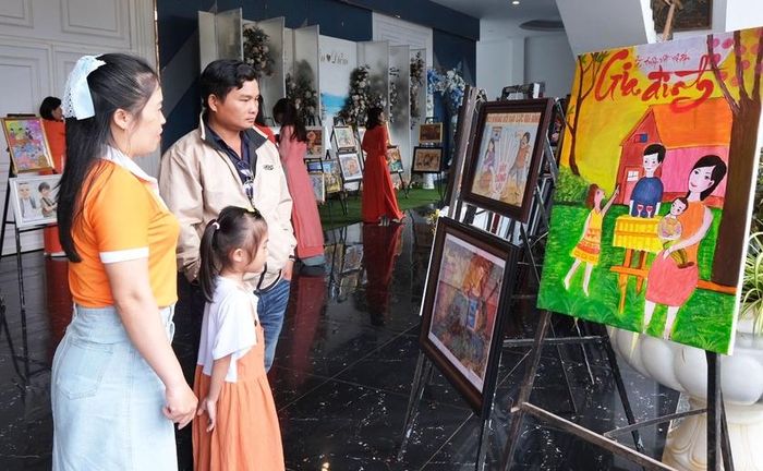 Cuộc thi vẽ tranh “Sắc màu bình yên” nhằm đẩy mạnh truyền thông, nâng cao hiệu quả công tác xây dựng gia đình, bình đẳng giới, phòng-chống bạo lực trên cơ sở giới. Ảnh: M.C