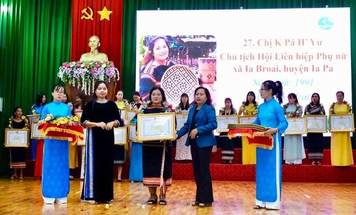 Gia Lai có 6 nữ cán bộ hội cơ sở giỏi được Trung ương Hội LHPN Việt Nam biểu dương. Ảnh: Minh Châu
