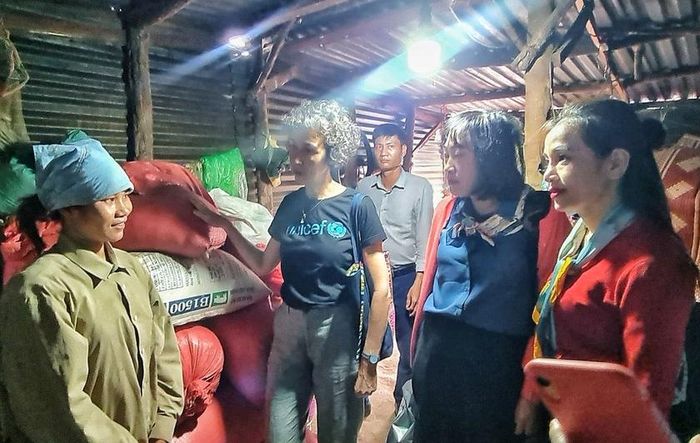 Bà Lesley Miller-Phó trưởng đại diện UNICEF Việt Nam (thứ 2 từ trái qua) khảo sát tình trạng tiếp cận nước sạch của phụ nữ khó khăn xã Ayun, huyện Chư Sê. Ảnh: Minh Châu