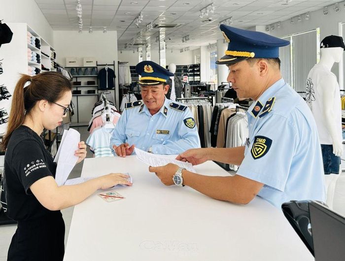 Đoàn kiểm tra cửa hàng kinh doanh hàng may mặc.