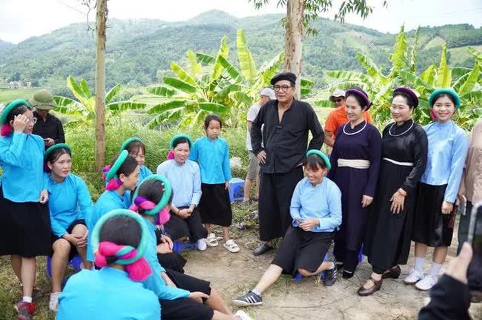 Chuẩn bị quay cảnh đá bóng của các nữ cầu thủ bóng đá dân tộc Sán Chỉ. Ảnh Đoàn phim cung cấp