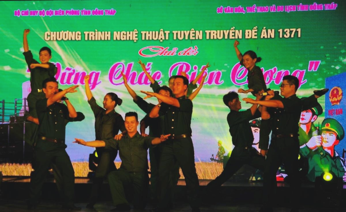 Tiết mục múa hát của BĐBP Đồng Tháp trong Chương trình nghệ thuật tuyên truyền Đề án 1371. Ảnh: Phương Vy