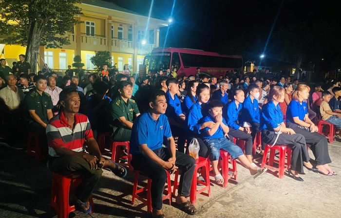 Đông đảo người dân và cán bộ, chiến sĩ BĐBP Đồng Tháp tham dự chương trình. Ảnh: Phương Vy
